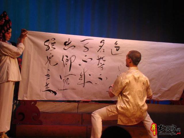 “悬纸飞字”的书法形式，“字功”以外的真功夫！-9.jpg
