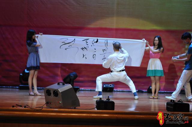 “悬纸飞字”的书法形式，“字功”以外的真功夫！-10.jpg