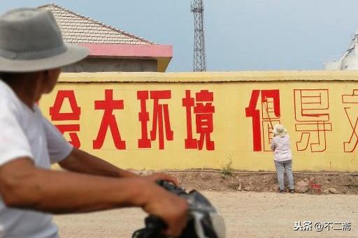 农民苦练书法40年，用矿泉水瓶写空心字，年入10几万，专家：太俗-4.jpg