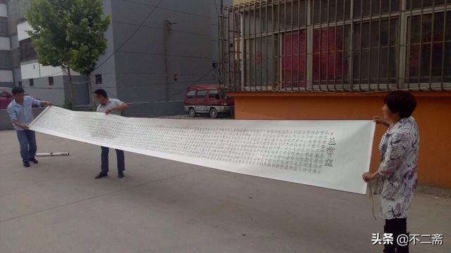 农民苦练书法40年，用矿泉水瓶写空心字，年入10几万，专家：太俗-11.jpg