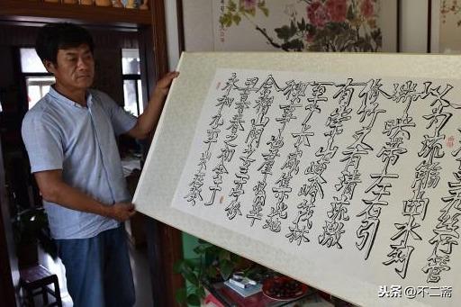农民苦练书法40年，用矿泉水瓶写空心字，年入10几万，专家：太俗-10.jpg