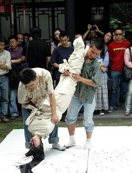 这些“书法大师”用丑态写出来的字，让人惊讶！也是艺术？-35.jpg