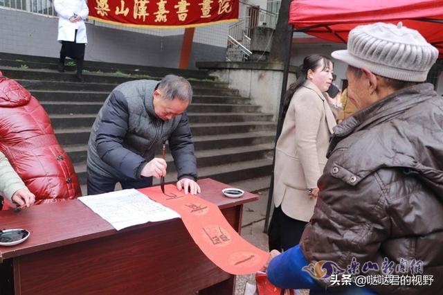脑洞大开！乐山这位书法爱好者用英文写春联-4.jpg