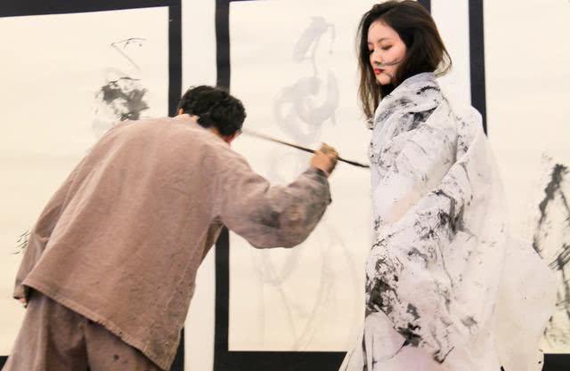 美院教授写“人体书法”，创意还是炒作？网友：怎么好意思下笔？-6.jpg