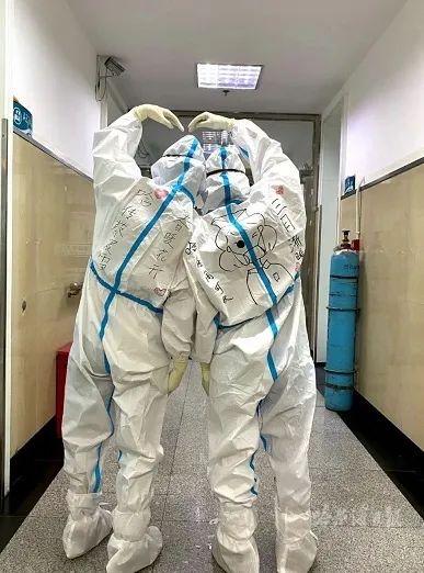 隔离服上的可爱简笔画，藏着他们最诚挚的愿望-4.jpg