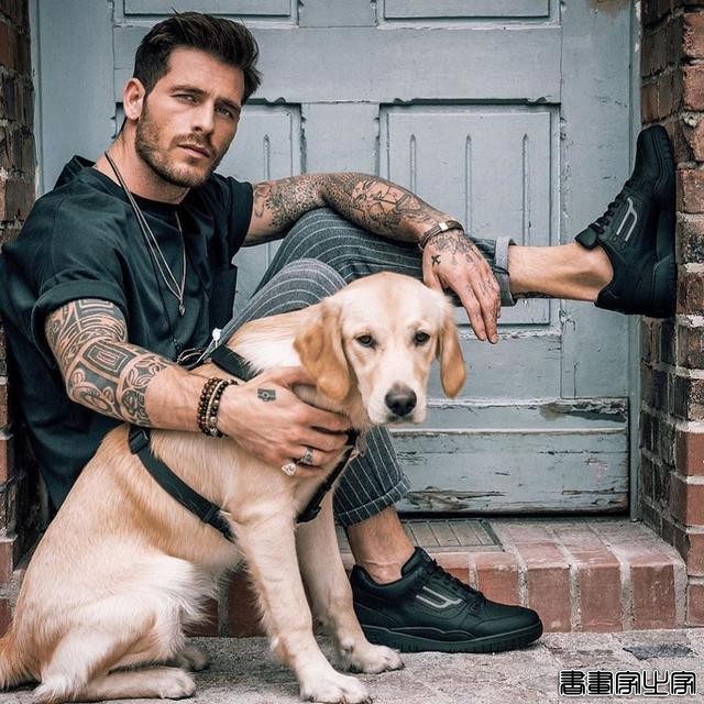 这些帅哥，啊呸！这些狗狗也太好看了吧！网友：我可以两个都要嘛-9.jpg