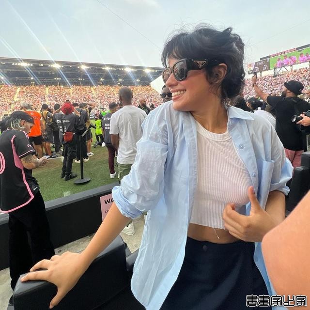 他的眼神能拉丝！女歌手与梅西对视，陷入迷妹模式-4.jpg