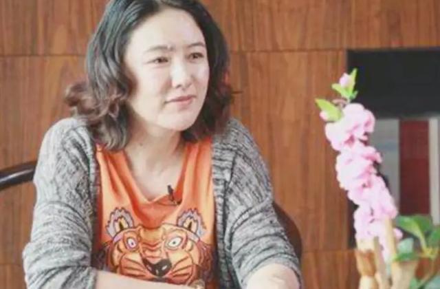 女子带齐白石作品鉴宝，专家说是赝品，女子大笑：齐白石是我爷爷